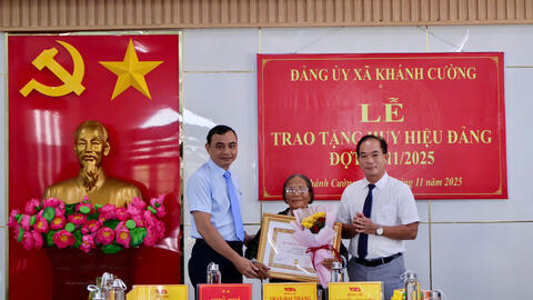 ĐẢNG ỦY XÃ KHÁNH CƯỜNG TỔ CHỨC TRAO HUY HIỆU 30, 40, 50 VÀ 55 NĂM TUỔI ĐẢNG