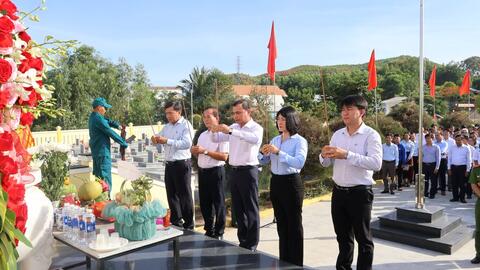 ĐẢNG ỦY - HĐND - UBND - ỦY BAN MTTQ VIỆT NAM XÃ KHÁNH CƯỜNG TỔ CHỨC LỄ ĐẶT VÒNG HOA, DÂNG HƯƠNG TƯỞNG NIỆM CÁC ANH HÙNG LIỆT SĨ