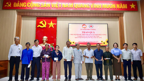TRAO YÊU THƯƠNG, ẤM LÒNG NGƯỜI MÙ Ở KHÁNH CƯỜNG