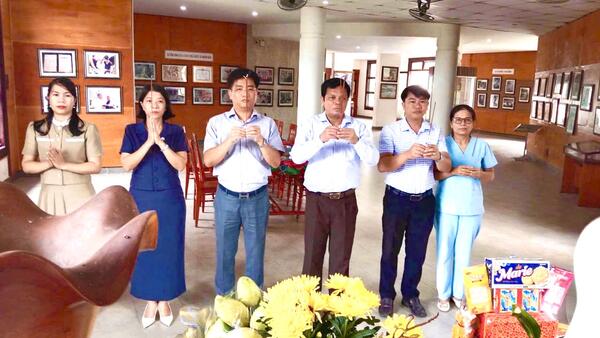 Phó bí thư tỉnh ủy Nguyễn Đức Tuy dâng hương tại bệnh xá Đặng Thùy Trâm nhân ngày Thương binh - liệt sỹ 27/7