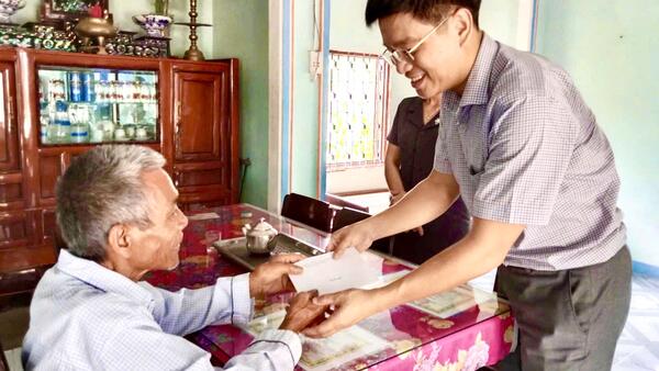 Bí thư Đảng ủy xã Khánh Cường – Đỗ Tâm Hiển thăm và tặng quà cho thương binh nặng trên địa bàn xã
